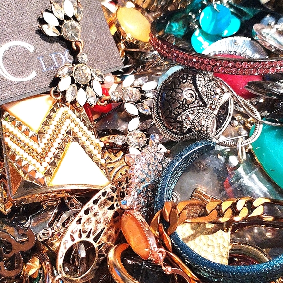 5 Lbs Metal Costume Jewelry Craft Broken Junk Lot, Rings, Earrings, Mismatched - Picture 5 of 8